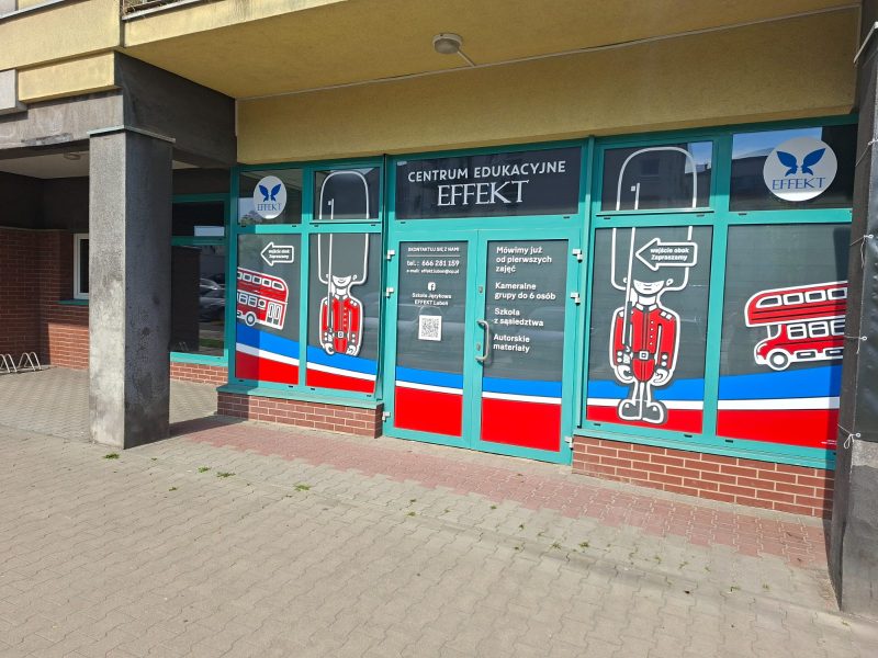 Wejście do szkoły EFFEKT